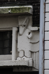 904556 Afbeelding van een stenen ornament in de vorm van een vogel in de voorgevel van het pand Van Sijpesteijnkade ...
